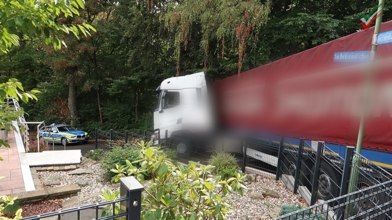 ​Lkw-Fahrer wollte ​von Haspe ​nach Dortmund und ​fuhr sich mit Sattelzug in der Geweke fest