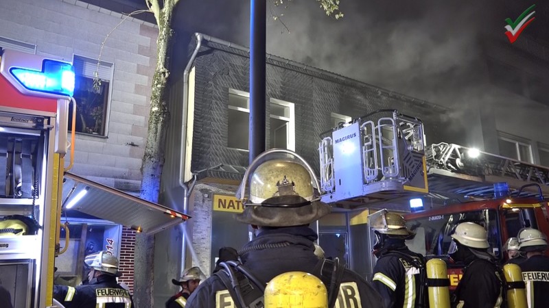 Feuerwehr-Großeinsatz in Hohenlimburg – Gebäude in Fußgängerzone brennt von erster Etage bis Dach – Innenstadt verqualmt