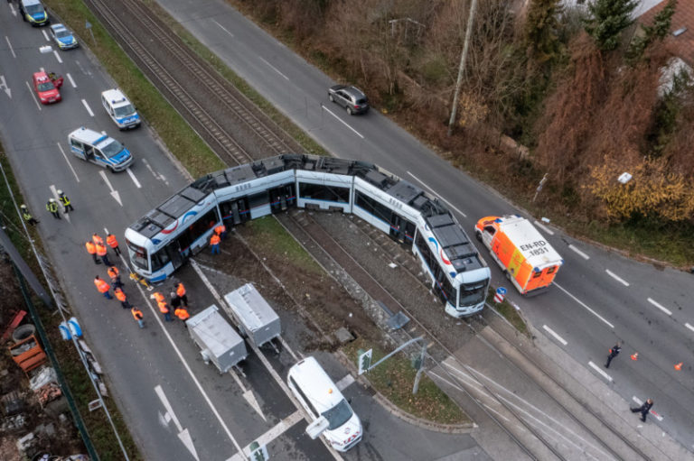 Verkehrsunfall zwischen LKW und Straßenbahn fordert 11