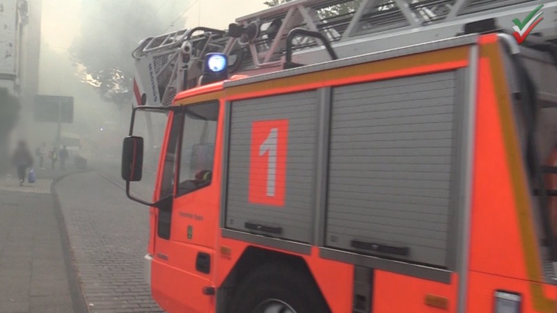 Industriebrand – Hydraulikmaschine brennt in metallverarbeitendem Betrieb in Hagen-Haspe –  Feuerwehrgroßeinsatz