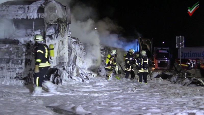 A1: Ultrahocherhitzt – Mit Milch beladener 40t-Sattelzug komplett ausgebrannt auf Rasthof Lennhof direkt vor der Raststätte