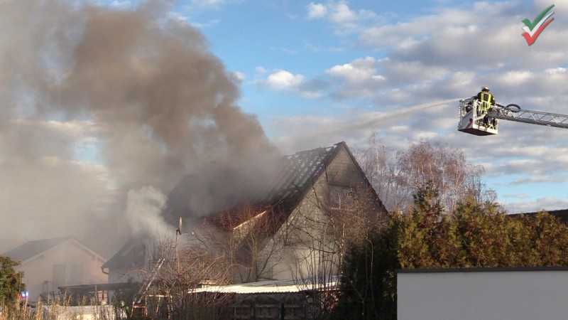 🚨Feuerwehr-Großeinsatz Wohnhausbrand in Hagen-Fley – Gebäude brannte bis ins Dachgeschoss