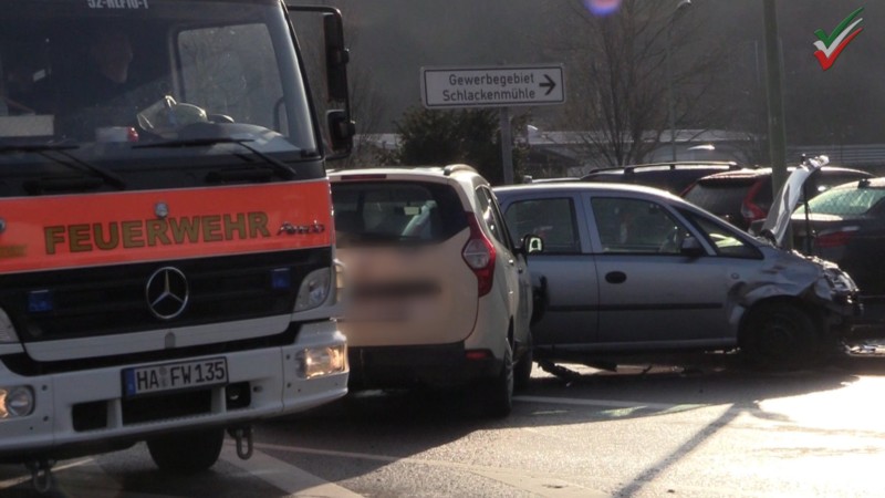 Verkehrsunfall mit mehreren beteiligten Fahrzeugen und vier verletzten Personen in Hagen-Haspe