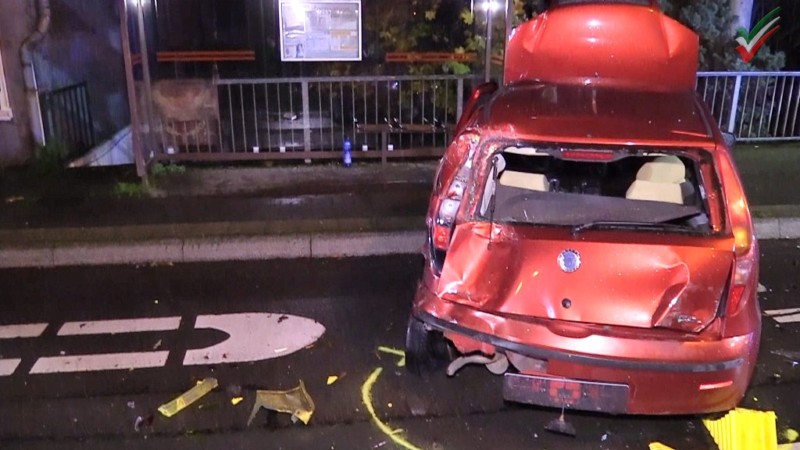 LKW fährt auf wartenden PKW an Bushaltestelle – zwei Verletzte in Ennepetal auf der Kölner Straße