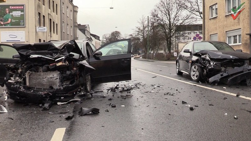 Schwerer Unfall beim Abbiegen – Linksabbieger nimmt entgegen kommendem PKW die Vorfahrt