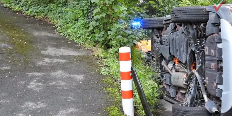 Alleinunfall – Fahrzeug liegt auf der Seite – Senior kam ins Krankenhaus