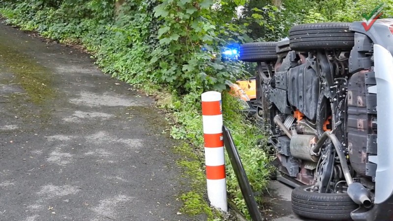 Alleinunfall – Fahrzeug liegt auf der Seite – Senior kam ins Krankenhaus