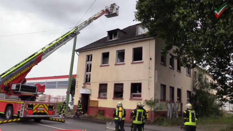 Feuerwehreinsatz Eckeseyer Straße – Dachstuhlbrand in Altenhagen – Rauchentwicklung in Abbruchhaus