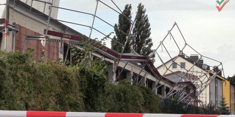 Feuerwehreinsatz – Baugerüst in Hohenlimburg teilweise eingestürzt – Windböe und Styropor schuld?