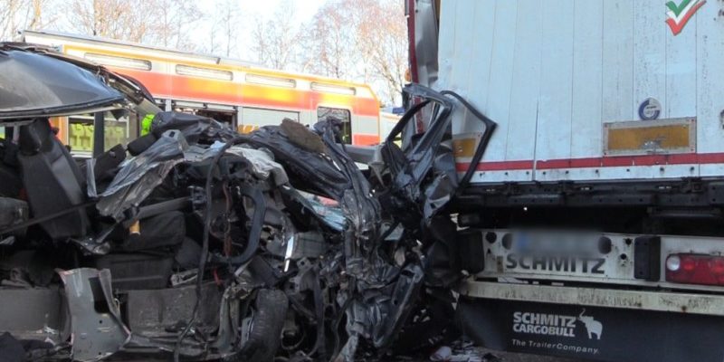 A45 – Schwerer Unfall am Stauende – Kleintransporter kracht ungebremst auf LKW – RTH im Einsatz