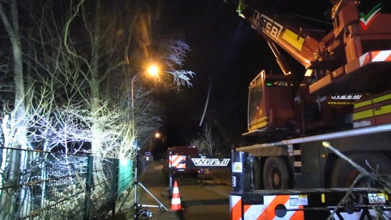 [THW Großeinsatz in Ennepetal] Wassermassen der Ennepe gefährden Unternehmen – Bergekran im Einsatz