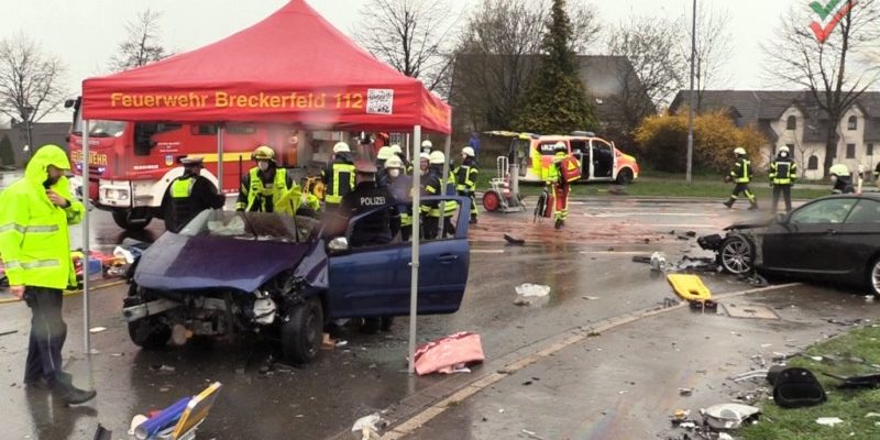 [Schwerer Verkehrsunfall in Breckerfeld] Linksabbiegerin verursacht Frontalcrash – Vier Schwerverletzte