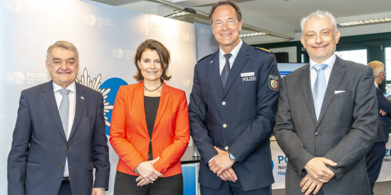 Foto: Polizei Hagen - Innenminister Reul mit Polizeipräsidentin Ursula Tomahogh, dem Inspekteur der Polizei, Michael Schemke, und Kriminaldirektor Guido Liedke.