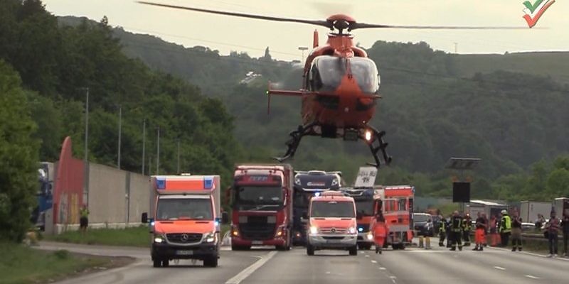 [A1 – Schwerer LKW-Unfall am Stauende] Rettungshubschrauber für lebensgefährlich verletzten LKW-Fahrer