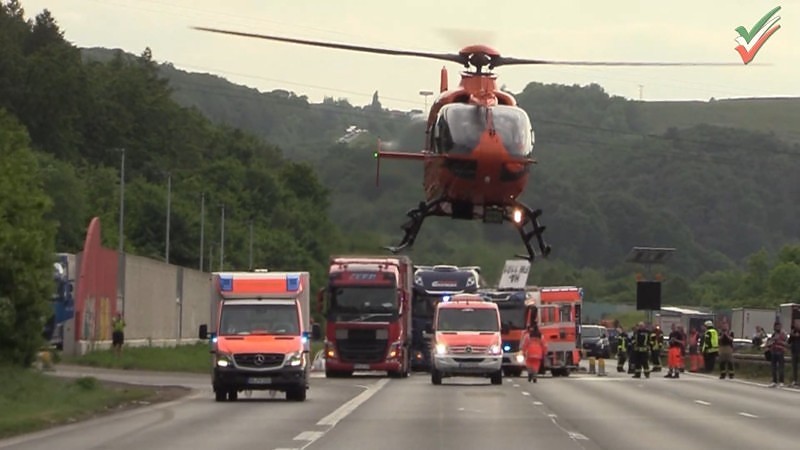 [A1 – Schwerer LKW-Unfall am Stauende] Rettungshubschrauber für lebensgefährlich verletzten LKW-Fahrer