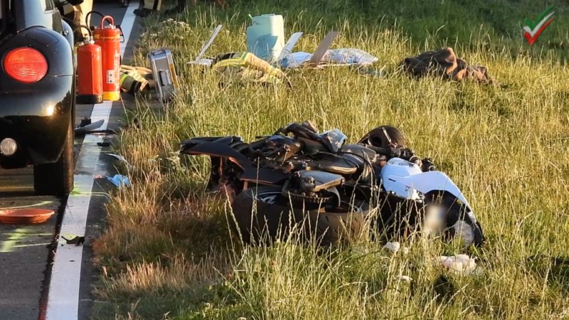 Zwei Schwerstverletzte bei Motorradunfall – Zwei Rettungshubschrauber im Einsatz nach Frontalcrash auf L692