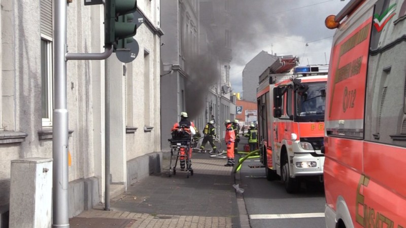 Wohnungsbrand in Hagen-Haspe – Wohnung und Treppenraum stark verraucht –  Menschenrettung!