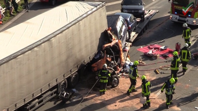 [A1 – Schwerer LKW-Unfall] Autotransporter kracht auf LKW – Rettungshubschrauber-Einsatz – BAB dicht