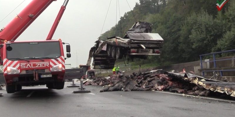 [A1 – LKW-Bergung nach Vollbrand im Westhofener Kreuz] LKW mit 20 Tonnen Rinderhälften ausgebrannt