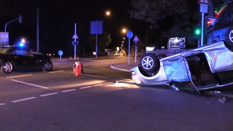 [Abbiegeunfall] Auto überschlägt sich bei Unfall – fünf Männer leicht verletzt