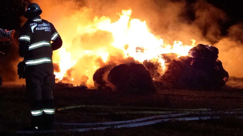 Anstrengende Nacht und Morgen für die Feuerwehr – Strohballen brannten am Ahlenberg in voller Ausdehnung! – Zwei weitere Containerbrände!