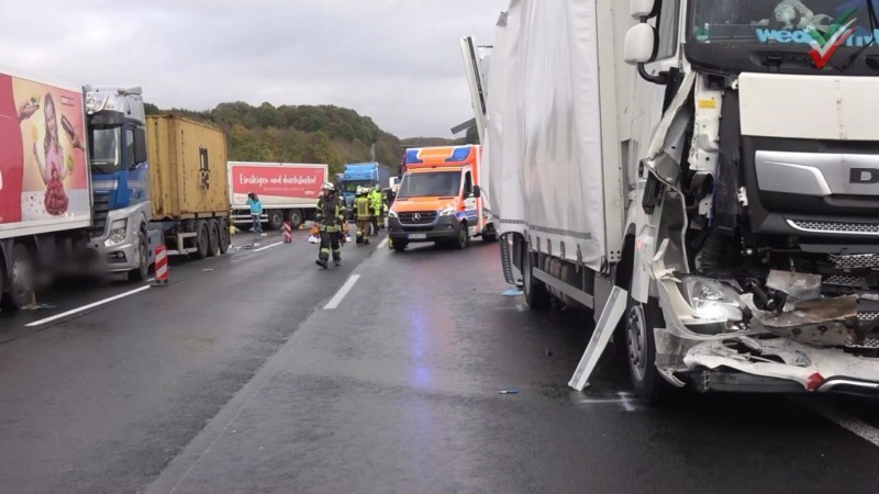 Schwerer Unfall mit vier LKW auf A1 am Stauende bei Gevelsberg – BAB sechs Stunden gesperrt