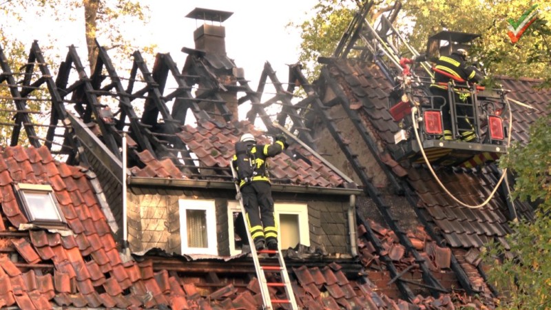 Dachstuhl einer Doppelhaushälfte brennt komplett aus [Dachstuhlbrand in Holzwickede]