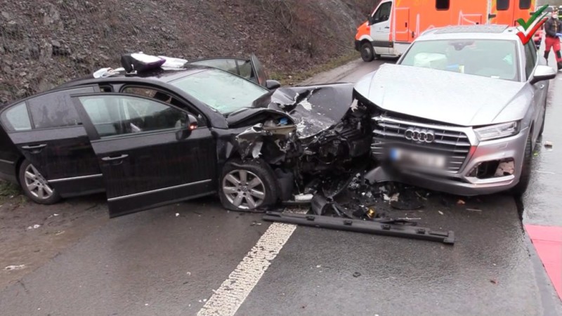 Tödlicher Frontalzusammenstoß – Beifahrerin (74) verstirbt an Unfallstelle auf B54 in Hagen – RTH