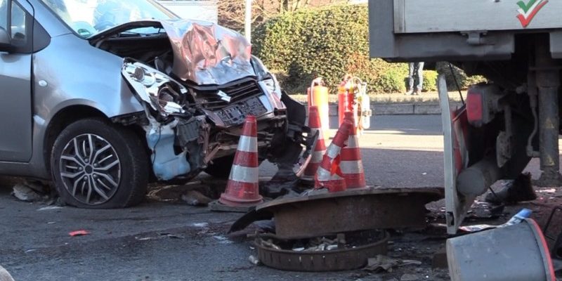 Mann zwischen PKW und LKW eingeklemmt und schwer verletzt – Rettungshubschrauber im Einsatz