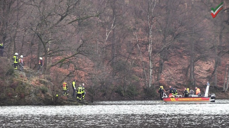 [Feuerwehreinsatz Glörtalsperre Person im Wasser] Feuerwehrtaucher aus Hagen an der Glör im Einsatz