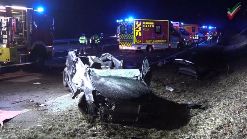 [Schwerer Unfall auf A1] PKW mit vier jungen Leuten überschlägt sich vor Hagen-West