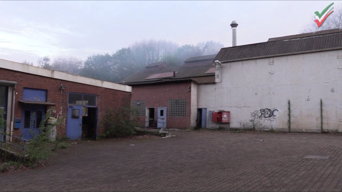 Rauchentwicklung am alten, stillgelegten Eisenwerk Geweke