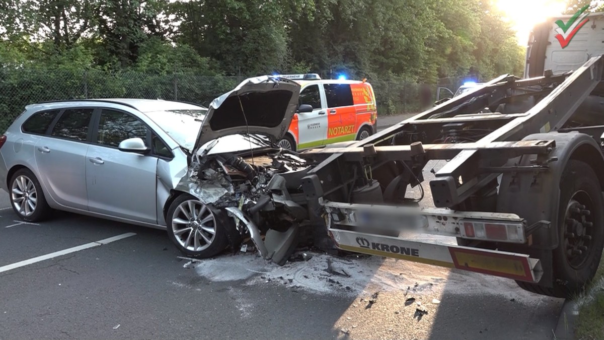 PKW kracht auf stehenden LKW-Anhänger – Fahrer verletzt