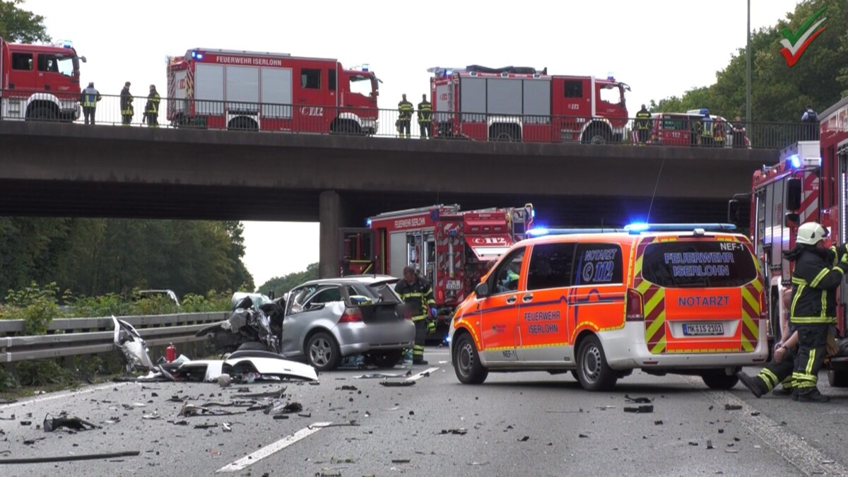 Zwei Rettungshubschrauber im Einsatz bei schwerem Unfall mit vier Verletzten auf der A46 bei Iserlohn