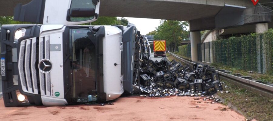 40-Tonnen-Lastzug mit Getränke-Leergut umgekippt – B54 16 Stunden in Dortmund gesperrt – LKW-Bergung