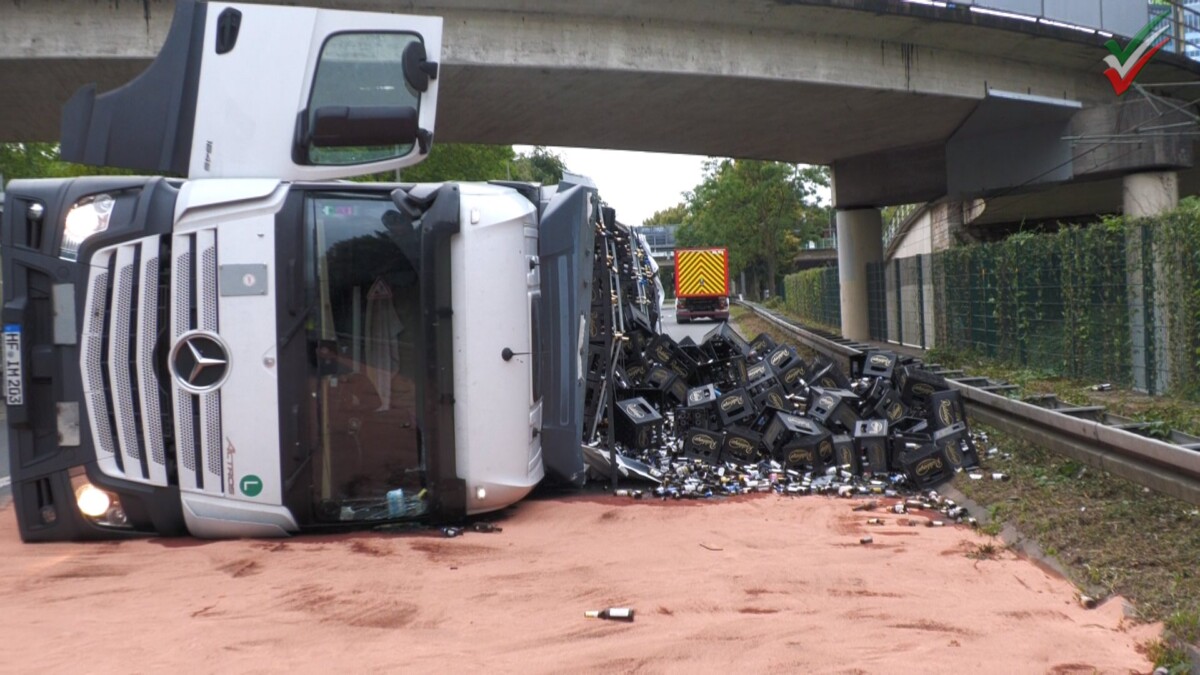 40-Tonnen-Lastzug mit Getränke-Leergut umgekippt – B54 16 Stunden in Dortmund gesperrt – LKW-Bergung