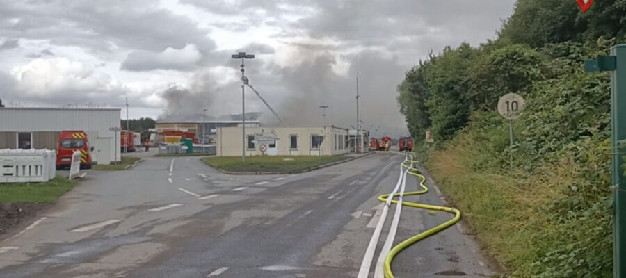 Großbrand in Kamen: Lagerhalle auf Mülldeponie in Heeren-Werve in Flammen