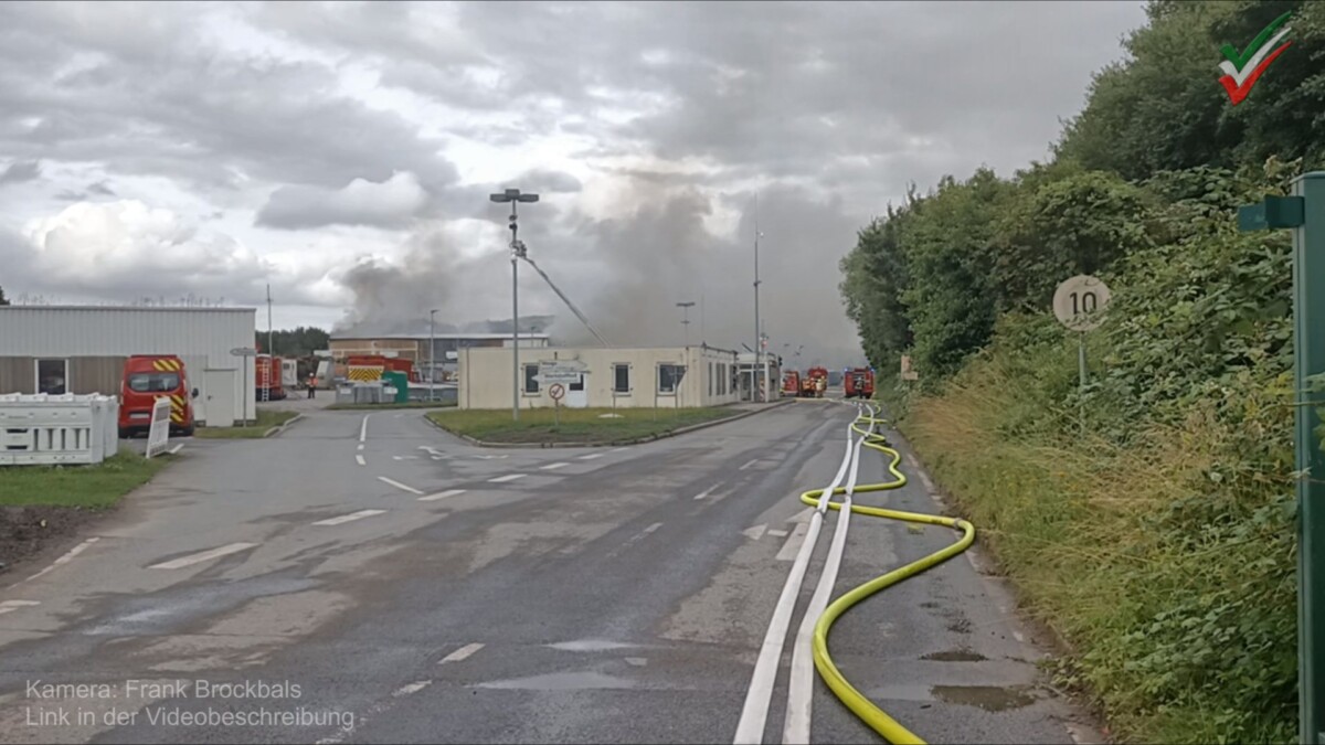 Großbrand in Kamen: Lagerhalle auf Mülldeponie in Heeren-Werve in Flammen