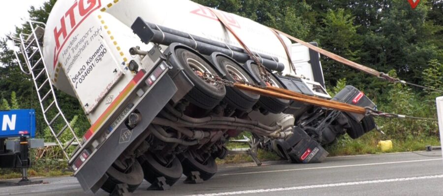 [LKW-Bergung] Silozug umgekippt auf B233 in Unna – LKW liegt quer in Mittelschutzplanke