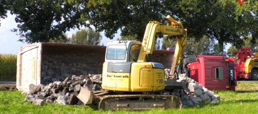 [LKW-Bergung] MEILLER Kipper umgekippt, liegt im Graben – mit Steinen beladen