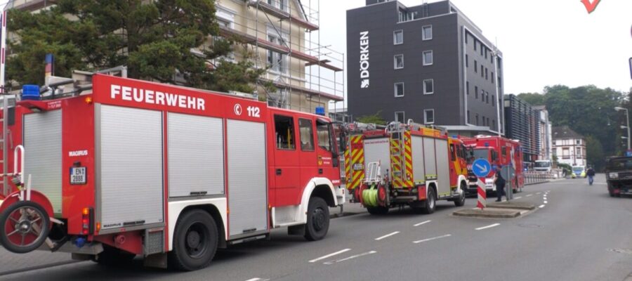 Feuerwehr-Großeinsatz: Brand in Rohstofflager eines chemischen Industriebetriebes