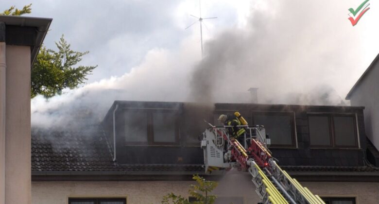 Ausgedehnter Dachstuhlbrand “Am Karweg” schnell unter Kontrolle