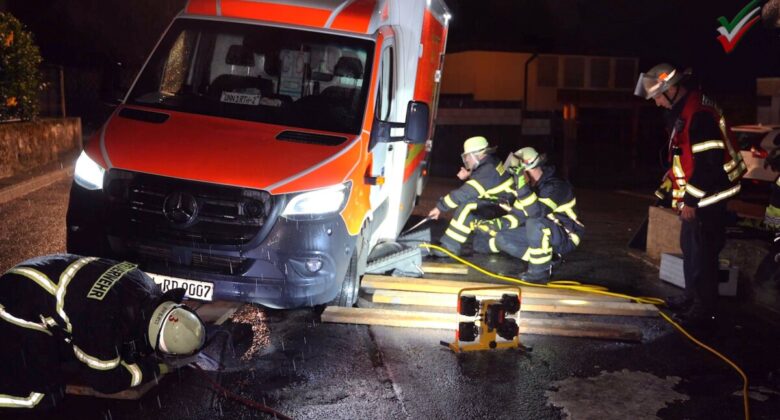 [Bergung RTW] Rettungswagen UNN 1-RTW-2 versinkt in der Fahrbahn in Unna, Ursache unklar