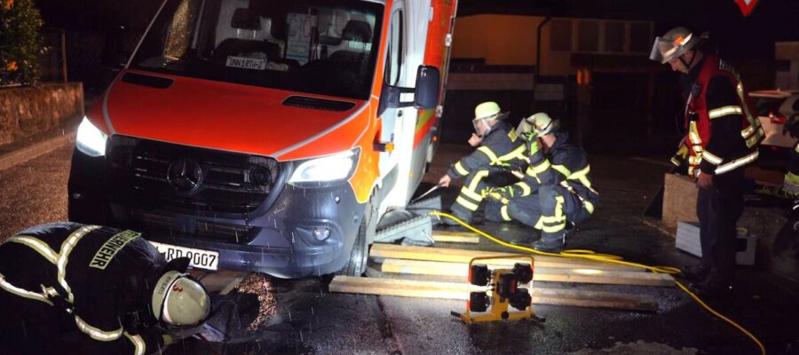 [Bergung RTW] Rettungswagen UNN 1-RTW-2 versinkt in der Fahrbahn in Unna, Ursache unklar