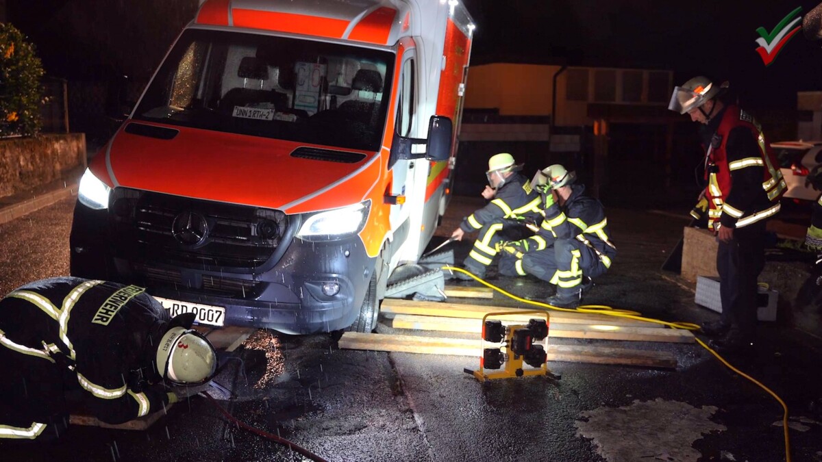 [Bergung RTW] Rettungswagen UNN 1-RTW-2 versinkt in der Fahrbahn in Unna, Ursache unklar