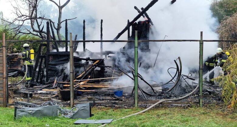 Laube komplett abgebrannt – Laubenbrand in Kleingartenanlage in Hagen-Bathey