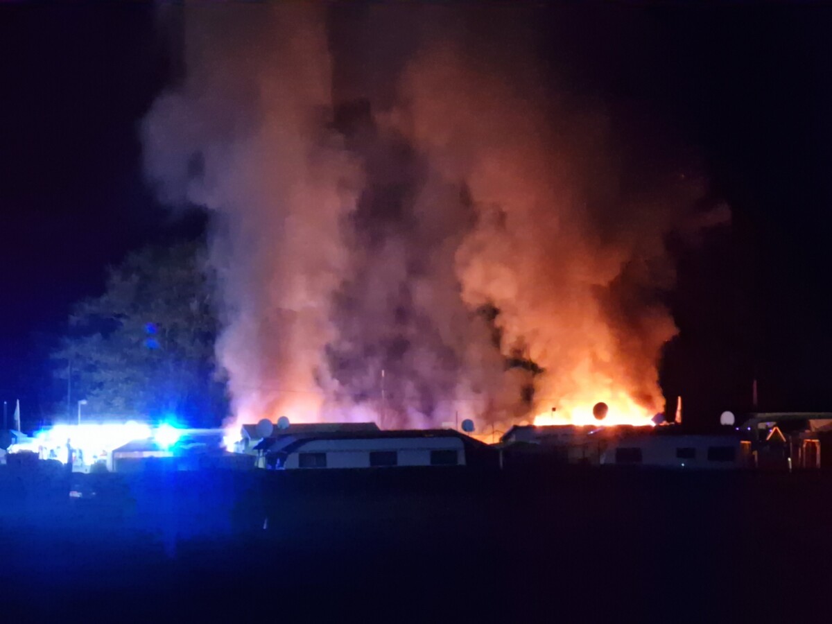 Großbrand am Harkortsee: Mehrere Wohnwagen auf Campingplatz in Flammen!