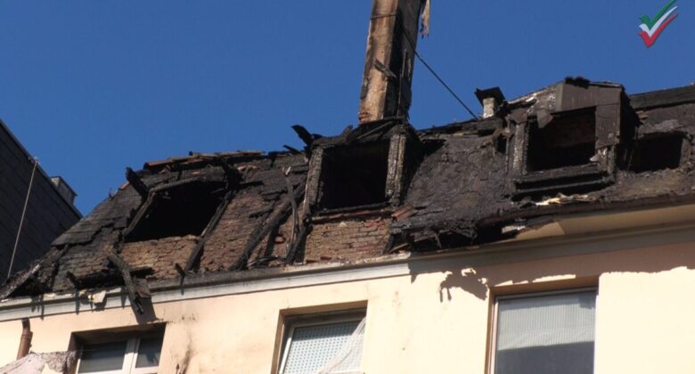 Dachstuhlbrand in Mehrfamilienhaus – Menschenrettung per Drehleiter | Großalarm in Wetter (Ruhr)