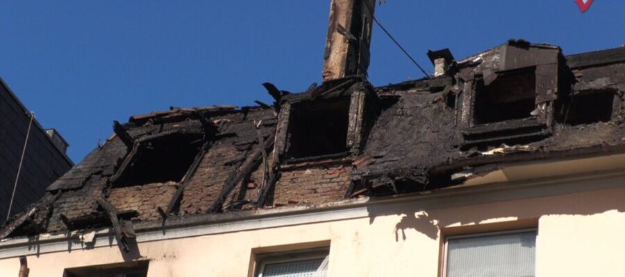 Dachstuhlbrand in Mehrfamilienhaus – Menschenrettung per Drehleiter | Großalarm in Wetter (Ruhr)