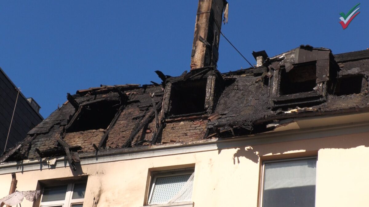 Dachstuhlbrand in Mehrfamilienhaus – Menschenrettung per Drehleiter | Großalarm in Wetter (Ruhr)